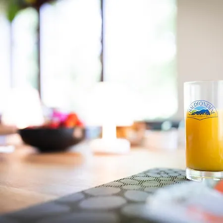 Côté Cour, Côté Source D'hôtes