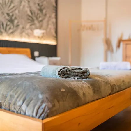 Côté Cour, Côté Source D'hôtes